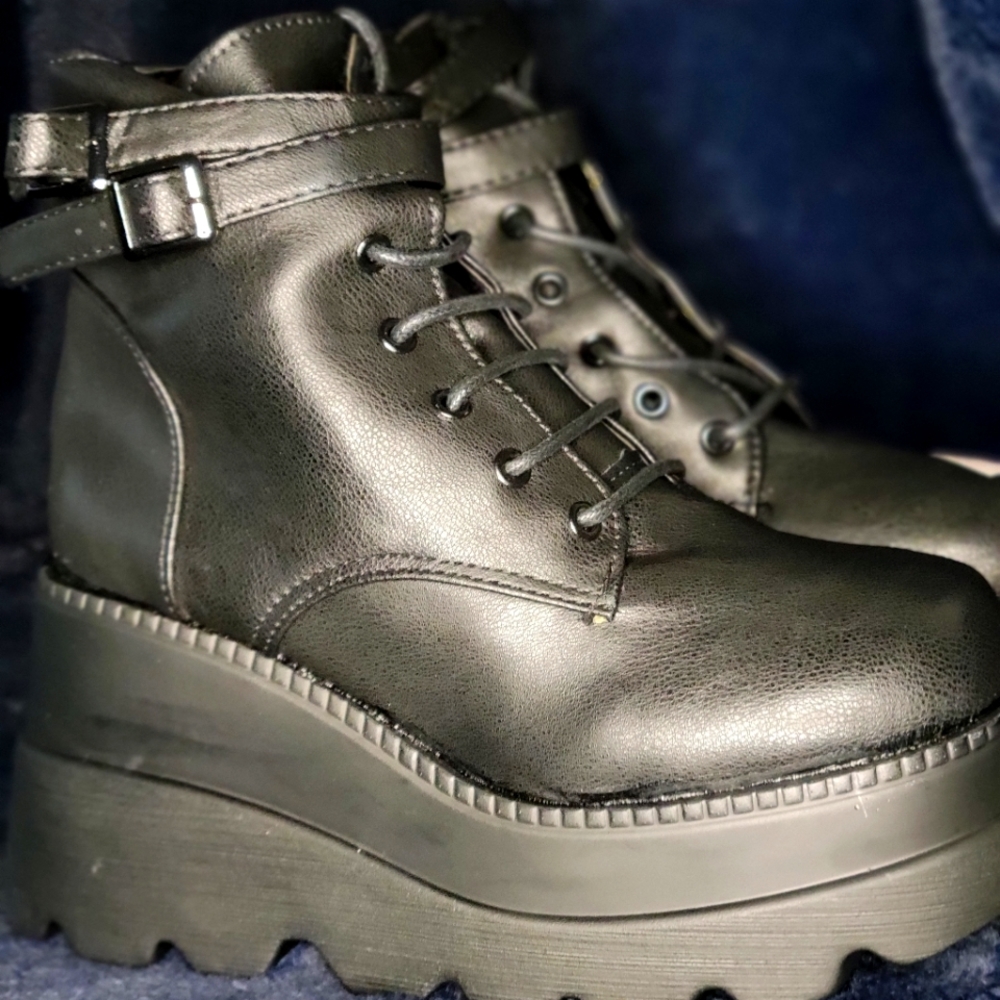 Black platform boots size 8